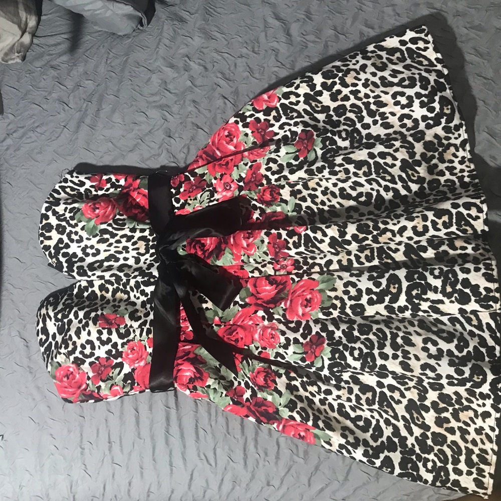 Sweetheart neckline fit and flare! Floral leopard